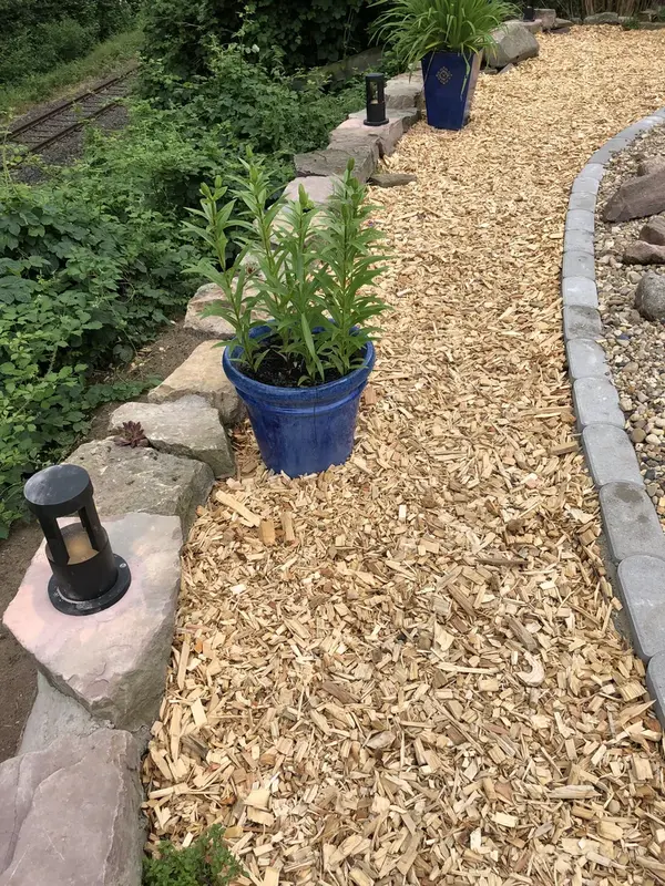 Rindenmulchpfad im Gehölz