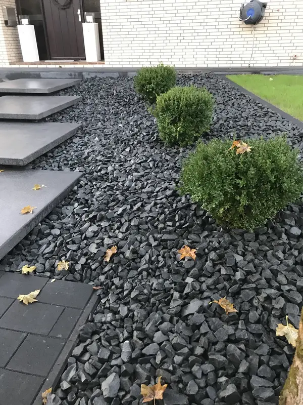 Moderner Vorgarten mit Kies