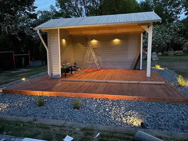 Beleuchteter Gartenpavillon