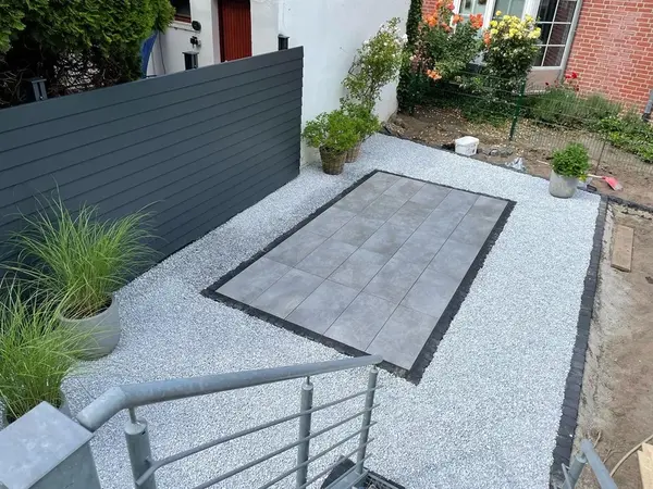 Moderner Sitzplatz mit Kies