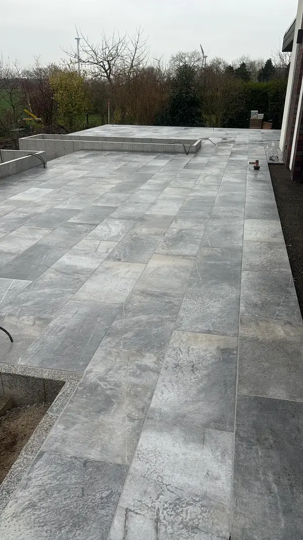 Große Plattenterrasse