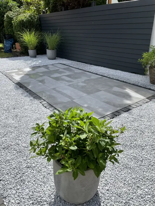 Terrasse mit Sichtschutzpaneelen