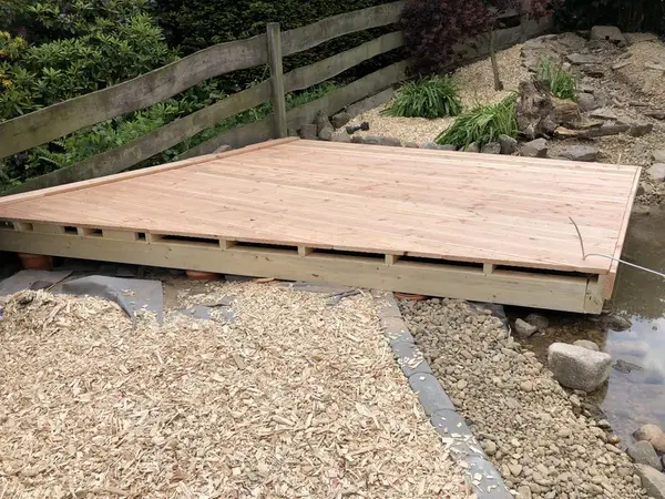 Holzterrasse am Steingarten