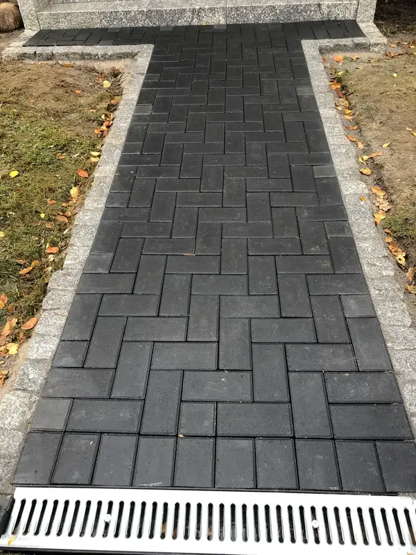 Dunkles Klinkerpflaster