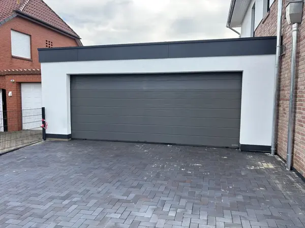 Hauszufahrt mit Sektionaltor