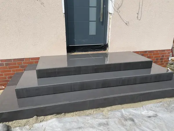 Eingangstreppe aus Betonstein