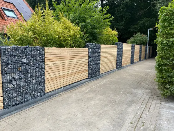 Gabionen-Holz-Kombination