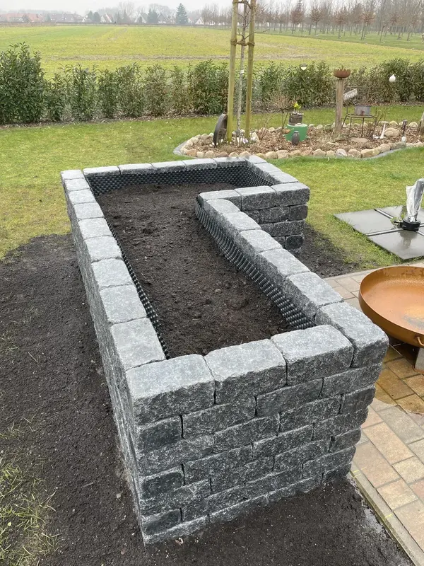 L-förmige Maueranlage