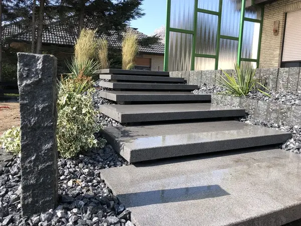 Natursteinstreppe ins Gartenparadies