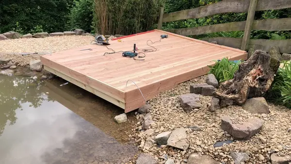 Bau einer Teichbrücke