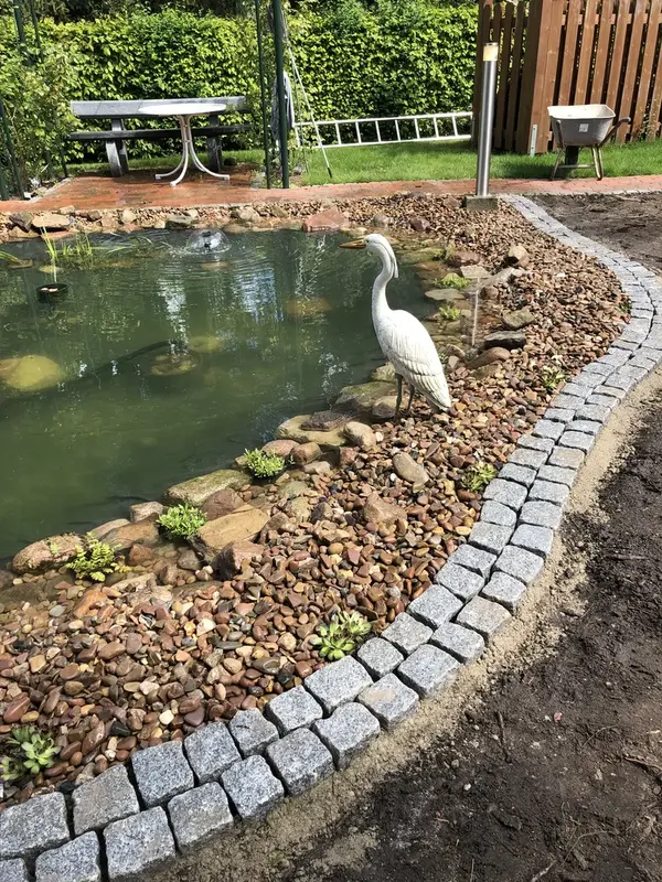 Steinumrandung am Teich