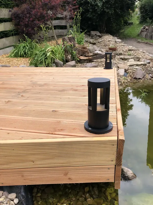 Außenleuchte am Poolsteg