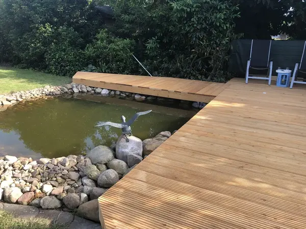 Uferdeck aus Holz