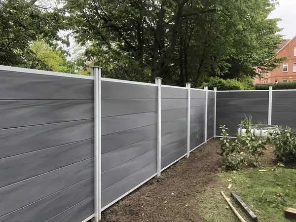 Grenzbefestigung mit Sichtschutz