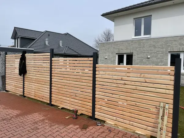 Montage Holzlattenzaun