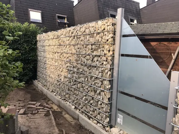 Elegante Gabionenwand