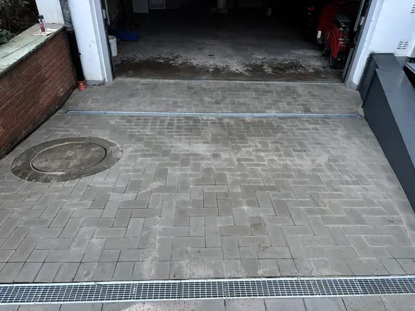 Schacht im Wegeverlauf